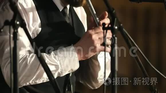 胡子男在音乐会上吹笛子