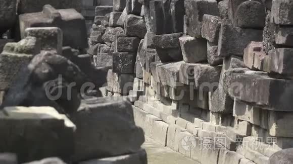 Candi Prambanan或Candi Rara Jonggrang是中世纪9世纪印度教寺庙建筑群