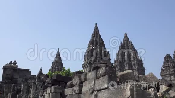 Candi Prambanan或Candi Rara Jonggrang是中世纪9世纪印度教寺庙建筑群