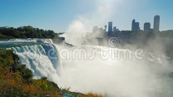 著名的瀑布尼亚加拉瀑布是世界各地游客的热门景点在瀑布后面可以看到视频的预览图