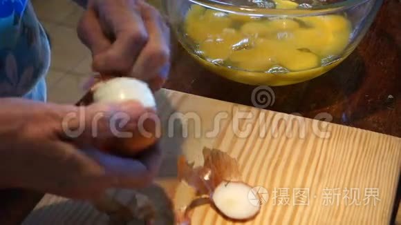 一位厨师收集龙虾饼干的原料视频