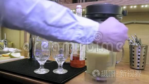 在搅拌机里做水果鸡尾酒视频