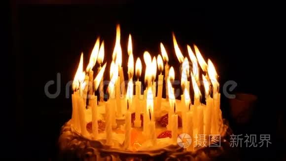 带有燃烧螺旋蜡烛的生日蛋糕视频