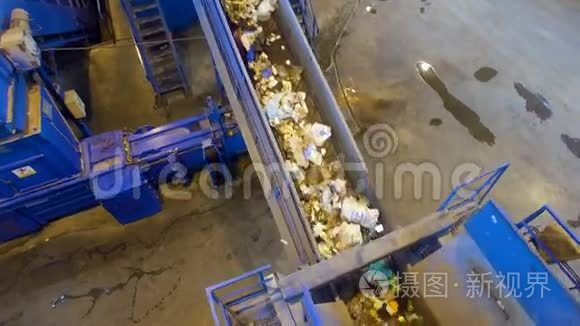 回收工厂。 一个输送机分拣垃圾的广角镜头。