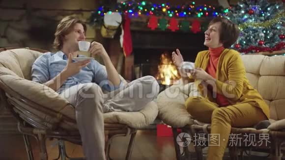 男人和女人在圣诞夜喝咖啡