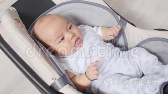 坐在汽车座椅上的新生男婴视频