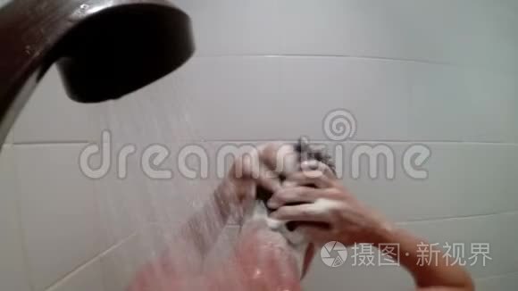 男人洗澡时洗头视频