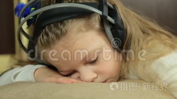 睡在枕头上的小女孩视频