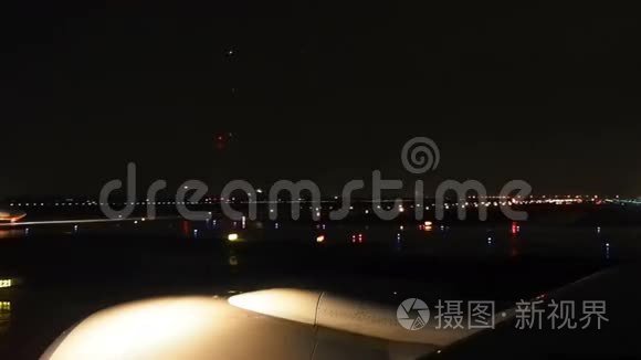 雨中苏瓦那布米机场的夜间时间视频