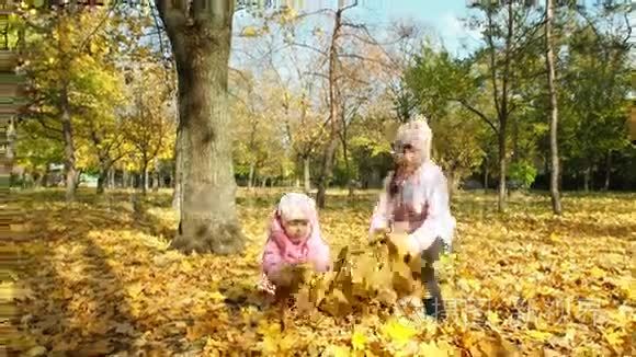 快乐的孩子玩秋叶