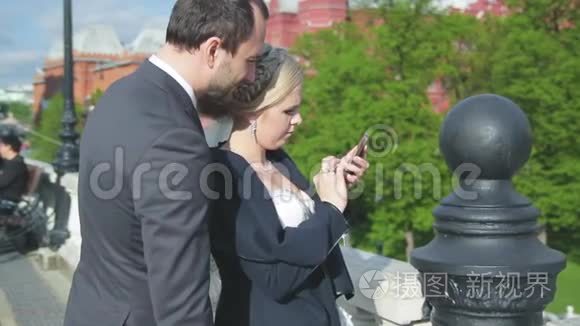 一对年轻的已婚夫妇正在莫斯科漫步，在红场举行的俄罗斯婚礼