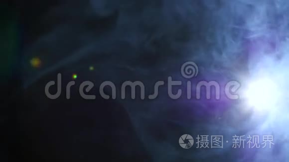 烟雾和照明投影仪出现在框架中视频