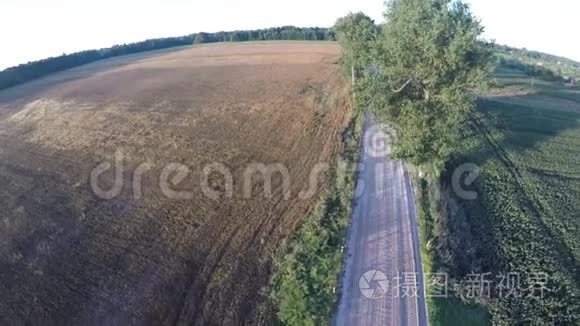 夏末砾石路上空鸟瞰图视频