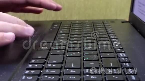 笔记本电脑键盘上的人工打印视频
