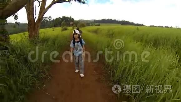 小女孩穿过草地。
