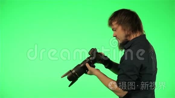 摄影师在绿色屏幕上拍照视频