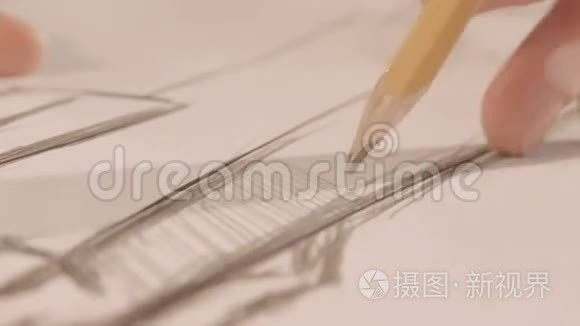 女人在纸上画一支铅笔。 特写