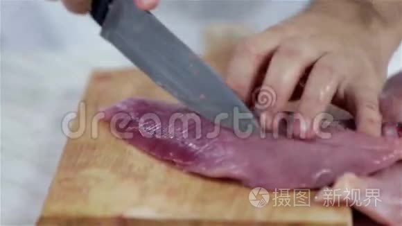 切块更大的火鸡肉来做牛排视频