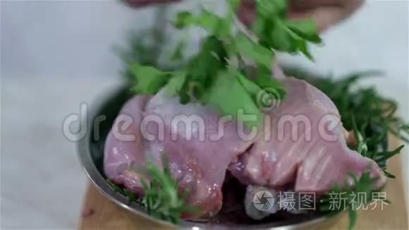 感恩节在火鸡肉中加入欧芹视频