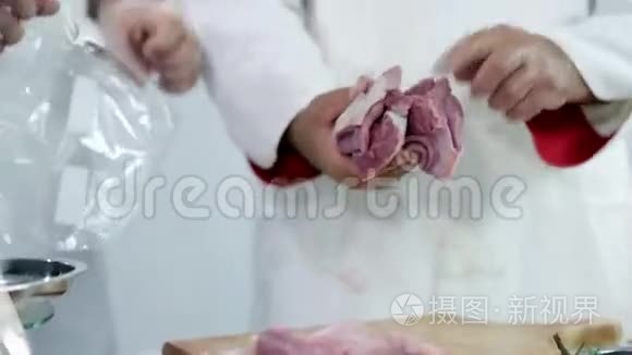 为顾客包装火鸡肉的屠宰场视频