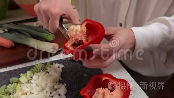 一个拿着刀的女人拿出胡椒粉视频