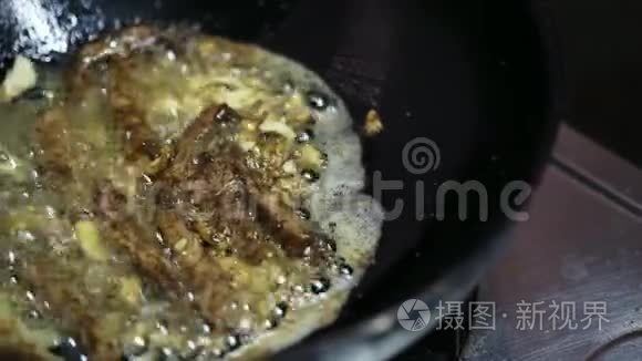 锅中炒猪肉的盘片视频