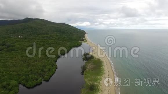 空中拍摄的湖和海滩