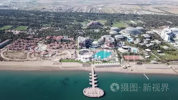 豪华酒店码头的鸟瞰图，碧海背景。 录像。 在马尔代夫岛上的俯瞰海景别墅