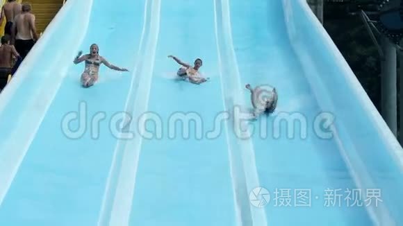 孩子们滑下三道滑水道视频