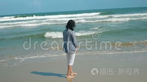 热带海滩上的女人肖像