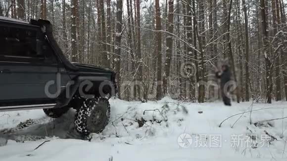 SUV 6x6在冬季森林中战胜越野