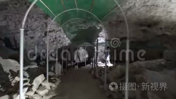 带安全施工的洞穴隧道行走视频