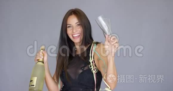 欢笑活泼的女人庆祝新年视频