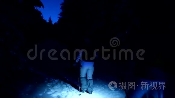 夜间在冬季森林徒步旅行的游客视频