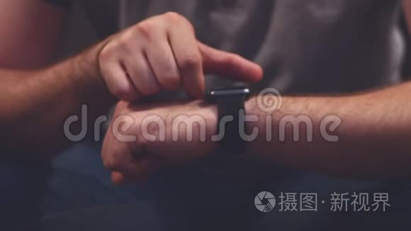 在智能手表可穿戴设备的触摸屏上用手指做各种手势。 4K. 库存录像。