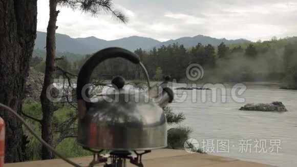 水壶在河底的煤气灶上沸腾视频