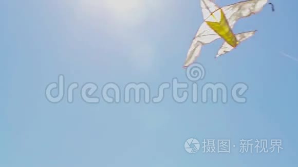 风筝在蓝天上飞翔视频