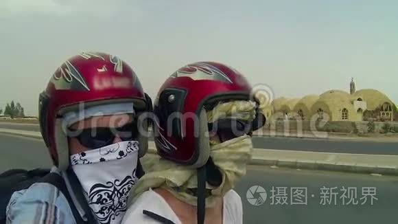 两个戴口罩的人在埃及开车视频