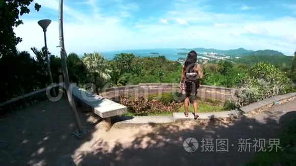 海山背景的旅游妇女