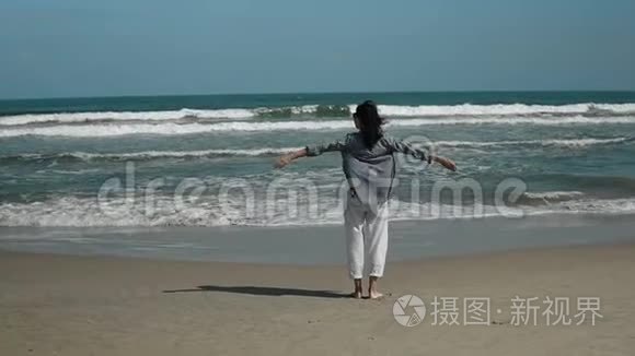 热带海滩上的女人肖像视频