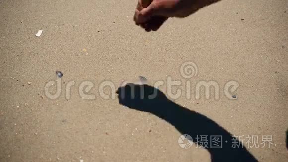 海浪冲刷着写在沙滩上的生命视频