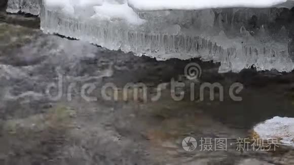 美丽的冷流淡水河水冰宏观视频视频