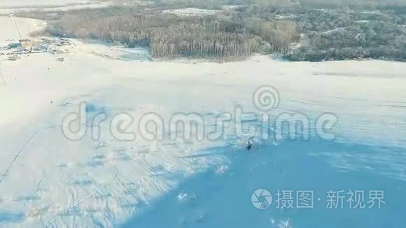 滑一个没有经验的滑雪者视频