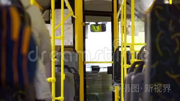 坐着几乎空无一人的城市巴士视频
