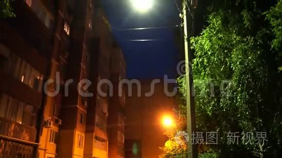 街道上夜间点燃和褪色的路灯视频