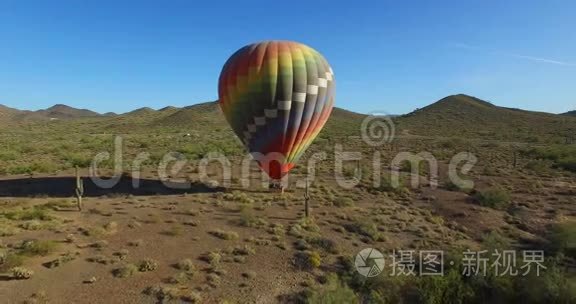 露天沙漠热气球飞走了视频