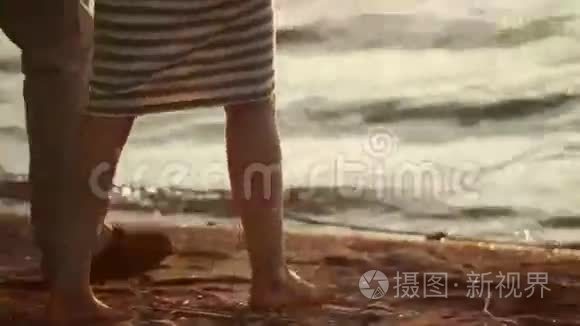 夕阳下漫步湖边的年轻情侣男女视频