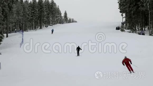 老年人喜欢在冬季滑雪视频
