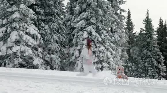 少女和小孩玩雪