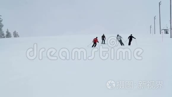 一群老年人在阴天滑雪视频